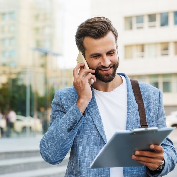 мъж говори по телефон